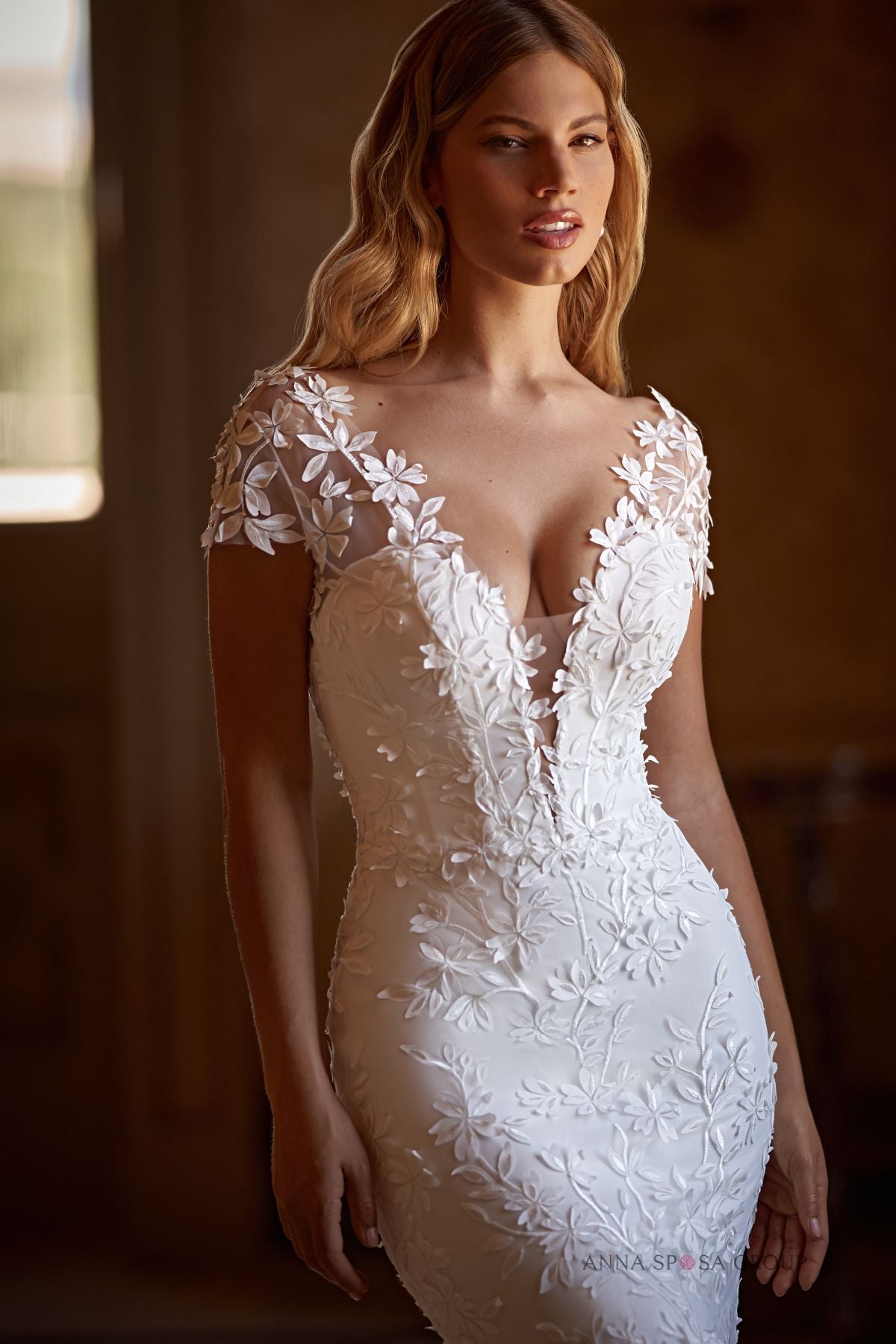 TONJE 3D floral lace in a fitted style
