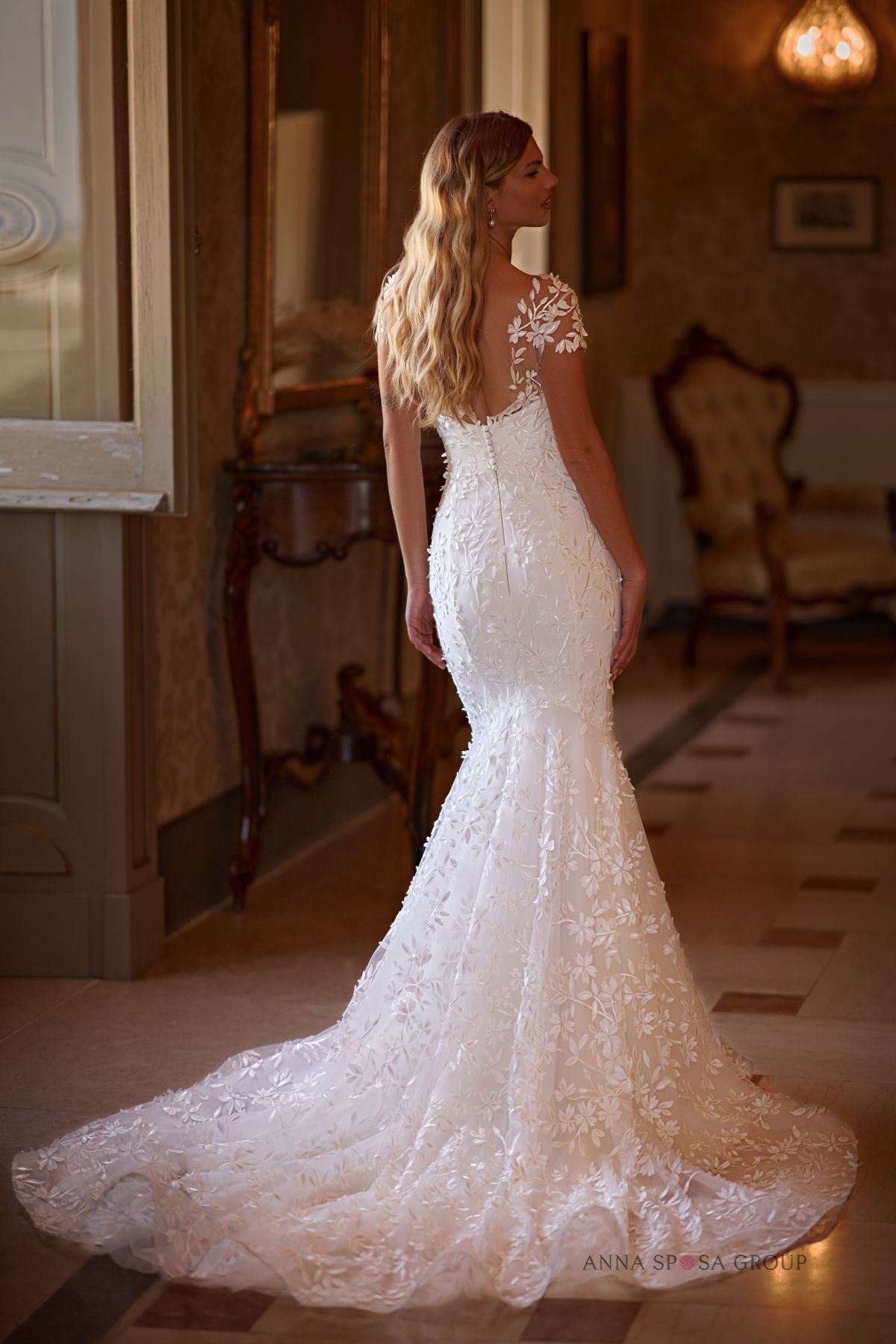 TONJE 3D floral lace in a fitted style