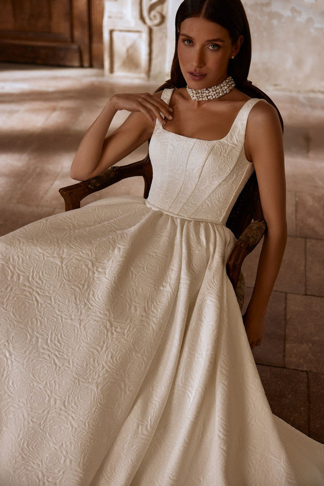MARVIN Printed brocade. Square neckline bodice on a full pleated skirt