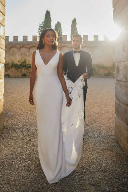 IVY Crepe gown with V neckline and spectacular lace train