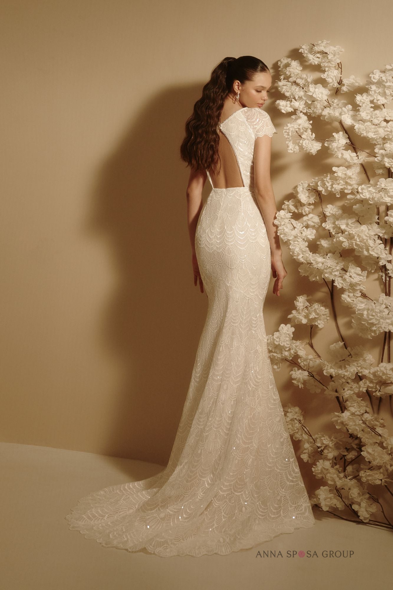 MERYANN Fitted gown with cap sleeves in delicate lace