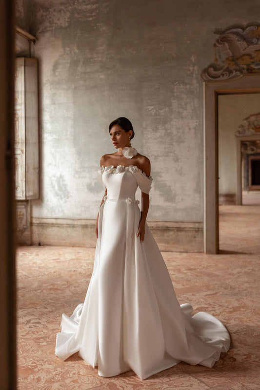 ELEGANT A-line gown with detachable train