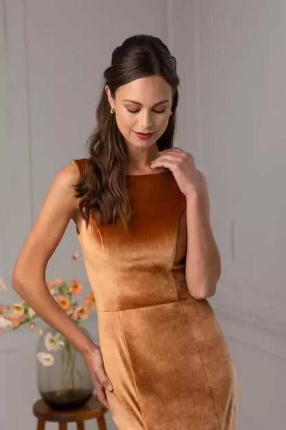 PEARL Velvet boat neckline, deep V back